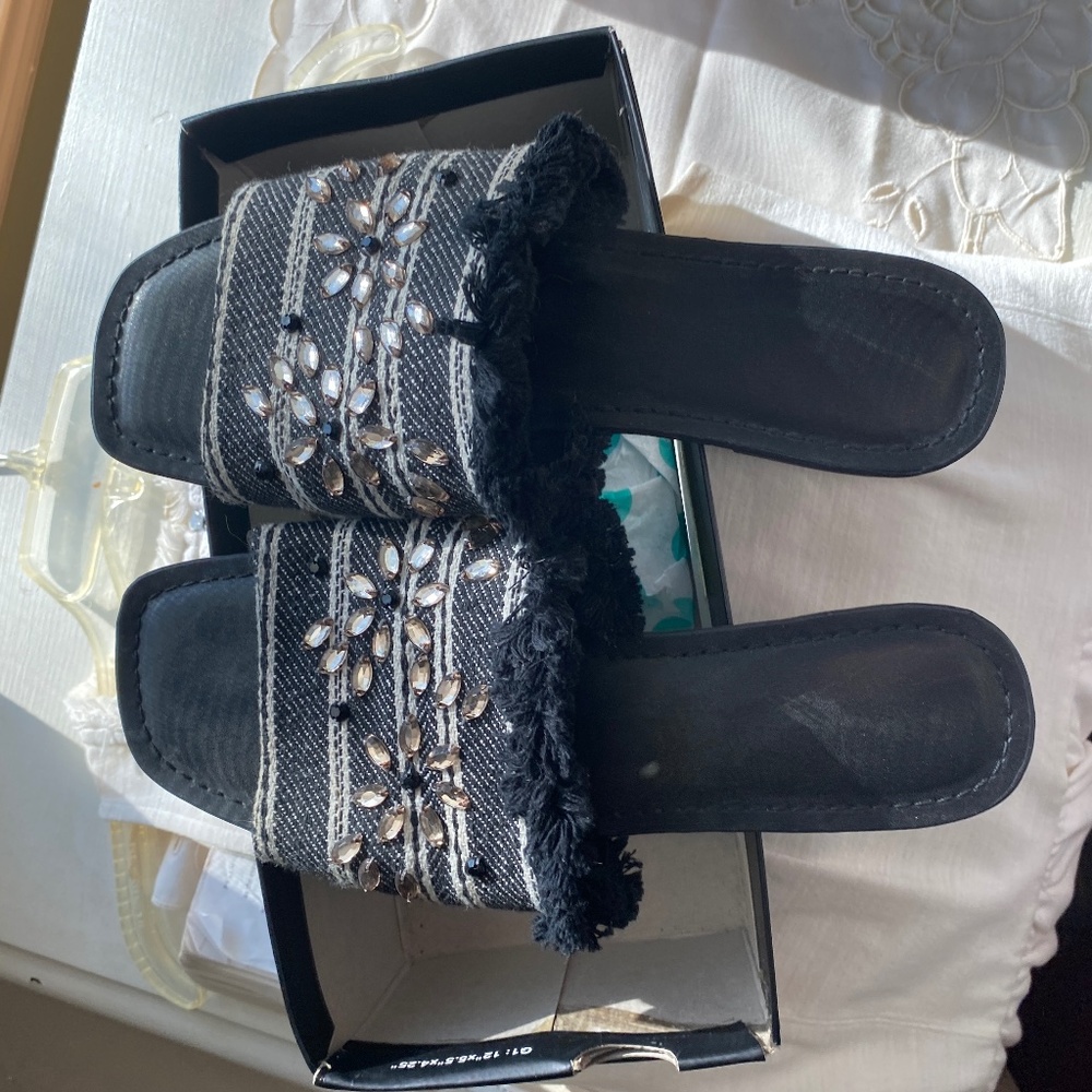 sandals simply Vera wang